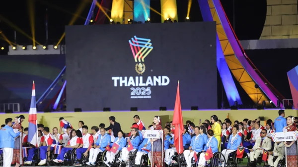 Đoàn vận động viên người khuyết tật Việt Nam tham gia lễ khai mạc. Ảnh: Đỗ Sinh – PV TTXVN tại Thái Lan