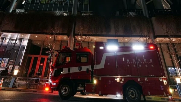 Xe cứu thương được huy động tới tòa tháp Skytree ở Tokyo, Nhật Bản, sau khi xảy ra sự cố thang máy ngày 22/2/2026. (Ảnh: Kyodo/TTXVN)