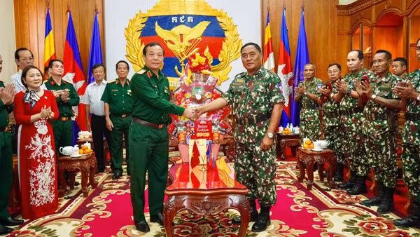 Thiếu tướng Vũ Văn Điền thăm chúc Tết tại Bộ Tư lệnh Đặc công, Quân đội Hoàng gia Campuchia. (Ảnh: NGUYÊN PHÚ)