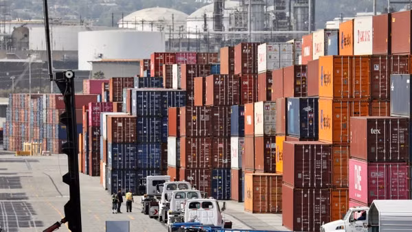 Cảng hàng hóa tại California, Mỹ. (Ảnh: THX/TTXVN) 