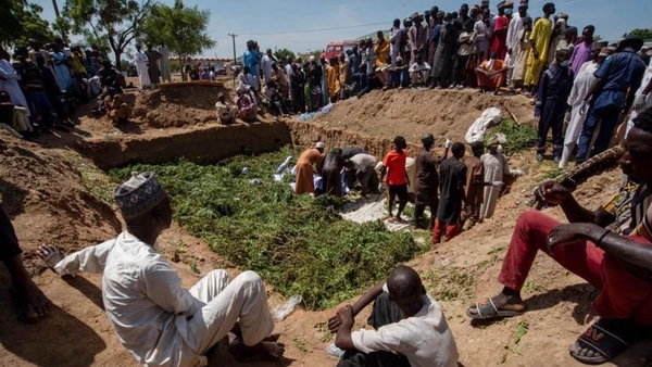 Người dân chôn cất các nạn nhân xấu số. Nguồn: BSN