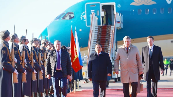 Lễ đón chính thức Thủ tướng Phạm Minh Chính thăm Liên bang Nga được tổ chức trang trọng tại Sân bay quốc tế Vnukovo 2, do Thứ trưởng Bộ Ngoại giao Liên bang Nga Rudenko Andrey Yurevych chủ trì. Ảnh: Dương Giang/TTXVN