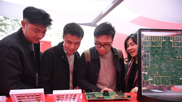 Trưng bày sản phẩm chip tại lễ khởi công nhà máy chế tạo chip bán dẫn công nghệ cao đầu tiên của Việt Nam do Viettel đầu tư xây dựng. (Ảnh: TRẦN HẢI)