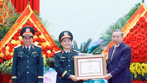 Tổng Bí thư, Chủ tịch nước Tô Lâm, Bí thư Quân uỷ Trung ương trao Danh hiệu Anh hùng Lực lượng vũ trang nhân dân tặng Quân khu 3. Ảnh: TTXVN