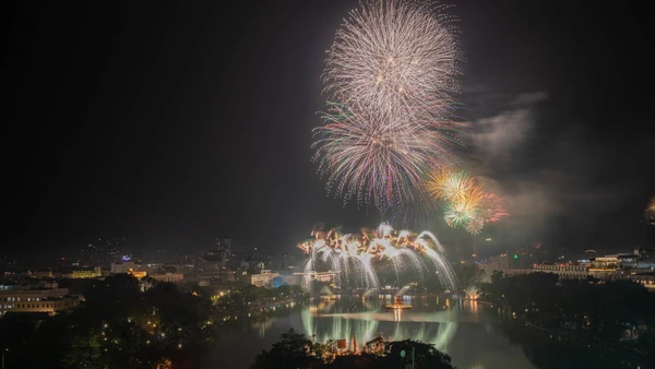 Pháo hoa trên bầu trời Hà Nội.