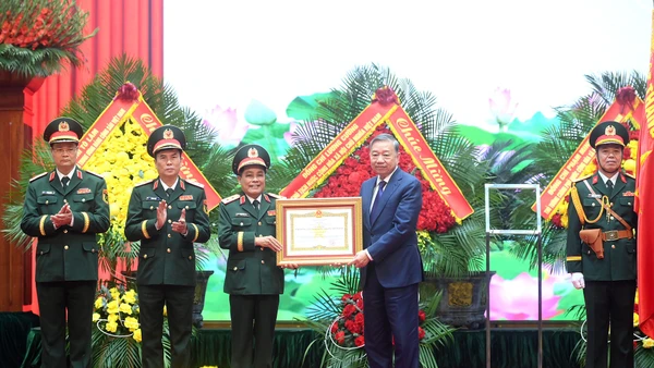 Tổng Bí thư Tô Lâm trao danh hiệu Anh hùng lực lượng vũ trang nhân dân tặng Tổng cục Hậu cần-Kỹ thuật (Bộ Quốc phòng). (Ảnh: ĐĂNG KHOA)