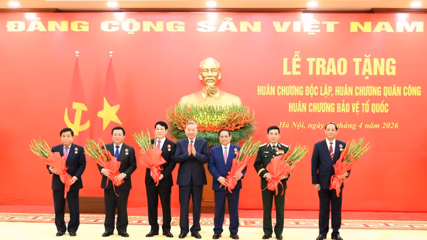 Tổng Bí thư Tô Lâm trao Huân chương Độc lập hạng Nhất và Huân chương Quân công hạng Nhất tặng các đồng chí lãnh đạo, nguyên lãnh đạo Đảng, Nhà nước. (Ảnh: ĐĂNG KHOA)