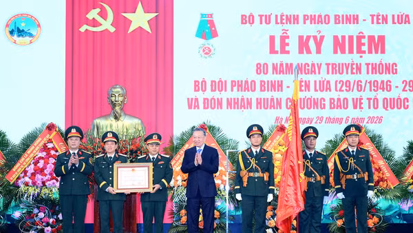 Tổng Bí thư, Chủ tịch nước Tô Lâm trao Huân chương Bảo vệ Tổ quốc hạng Nhất tặng Bộ Tư lệnh Pháo binh-Tên lửa. (Ảnh: ĐĂNG KHOA)
