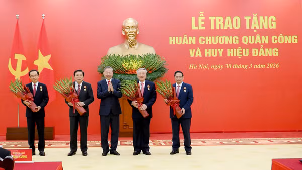Tổng Bí thư Tô Lâm trao Huân chương Quân công hạng Nhất tặng các đồng chí lãnh đạo, nguyên lãnh đạo Đảng, Nhà nước. (Ảnh: ĐĂNG KHOA)