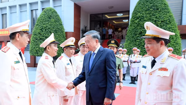 Tổng Bí thư, Chủ tịch nước Tô Lâm với lãnh đạo Cục Cảnh sát quản lý trại giam, cơ sở giáo dục bắt buộc, trường giáo dưỡng (Bộ Công an). (Ảnh: ĐĂNG KHOA)