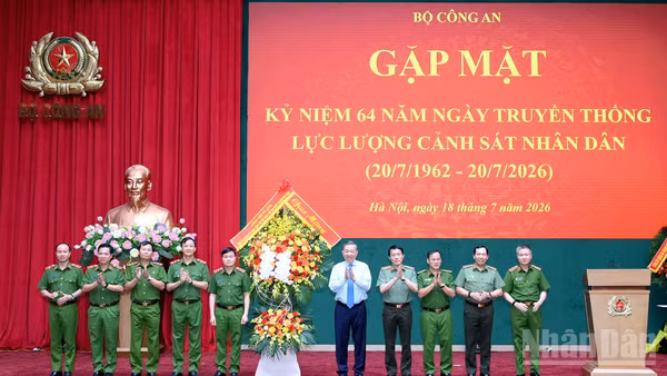 Tổng Bí thư, Chủ tịch nước Tô Lâm tặng hoa chúc mừng lực lượng Cảnh sát nhân dân. (Ảnh: ĐĂNG KHOA)