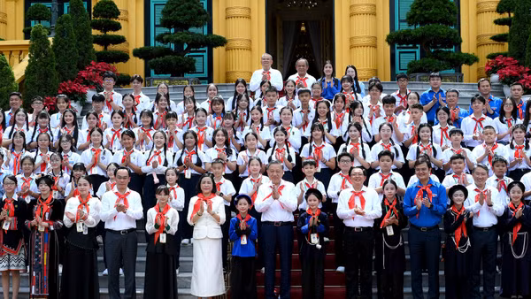 Tổng Bí thư, Chủ tịch nước Tô Lâm với các đại biểu dự cuộc gặp mặt đội viên Đội Thiếu niên Tiền phong Hồ Chí Minh tiêu biểu. (Ảnh: ĐĂNG KHOA)