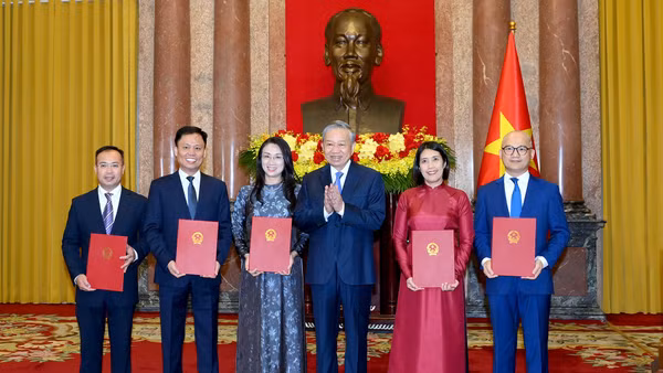 Tổng Bí thư, Chủ tịch nước Tô Lâm trao Quyết định bổ nhiệm 5 Đại sứ nước Cộng hòa xã hội chủ nghĩa Việt Nam tại nước ngoài. (Ảnh: ĐĂNG KHOA)