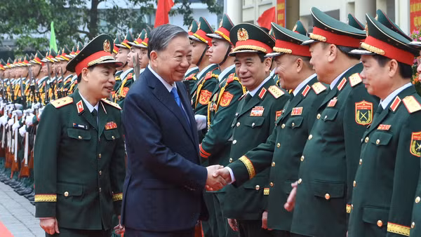 Tổng Bí thư Tô Lâm với lãnh đạo Bộ Quốc phòng và Học viện Kỹ thuật Quân sự. (Ảnh: ĐĂNG KHOA)