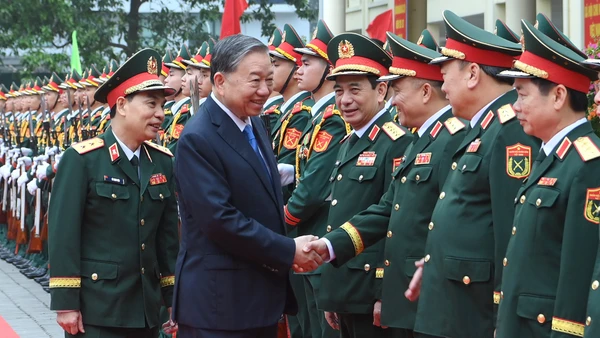 Tổng Bí thư Tô Lâm với lãnh đạo Bộ Quốc phòng và Học viện Kỹ thuật Quân sự. (Ảnh: ĐĂNG KHOA)