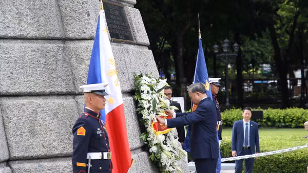 Tổng Bí thư, Chủ tịch nước Tô Lâm dâng hoa tại Đài tưởng niệm Jose Rizal.