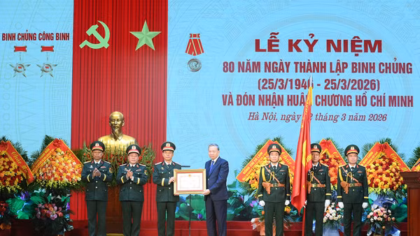 Tổng Bí thư Tô Lâm với lãnh đạo Bộ Quốc phòng và Binh chủng Công binh. (Ảnh: ĐĂNG KHOA)