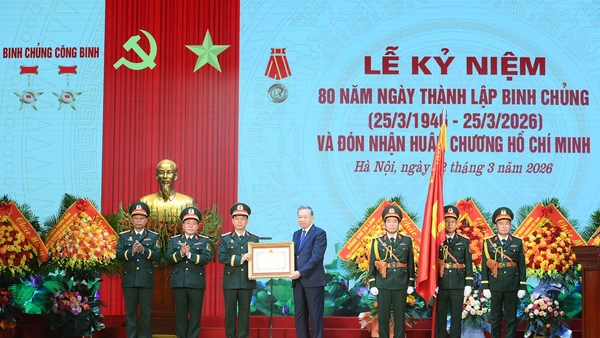 Tổng Bí thư Tô Lâm với lãnh đạo Bộ Quốc phòng và Binh chủng Công binh. (Ảnh: ĐĂNG KHOA)