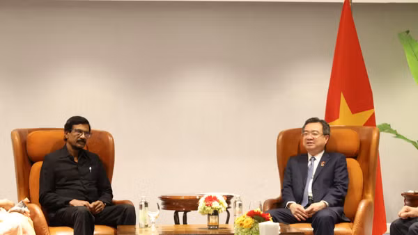 Trưởng Ban Chính sách, chiến lược Trung ương Nguyễn Thanh Nghị tiếp Tổng Bí thư Đảng Mặt trận Giải phóng Nhân dân Sri Lanka. (Ảnh: HIỀN HÒA)