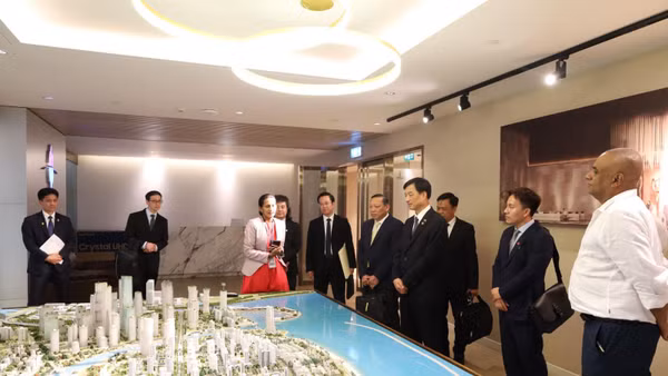 Trưởng ban Tổ chức Trung ương Nguyễn Duy Ngọc nghe giới thiệu mô hình Thành phố cảng thông minh Colombo Port City. (Ảnh: PHẠM KIÊN)