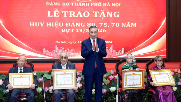 Tổng Bí thư, Chủ tịch nước Tô Lâm trao giấy chứng nhận cho các đảng viên lão thành được nhận Huy hiệu 80 năm tuổi Đảng. (Ảnh: ĐĂNG KHOA)