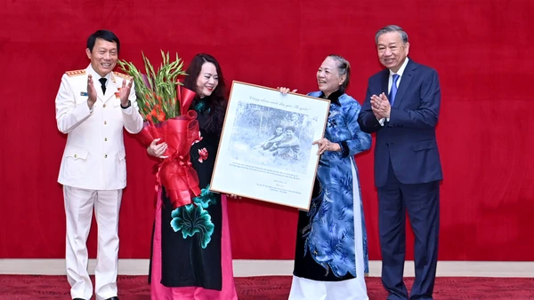 Tổng Bí thư Tô Lâm, Bộ trưởng Công an Lương Tam Quang tặng hoa và quà cho đại diện gia đình đồng chí cố Bộ trưởng, Thượng tướng Bùi Thiện Ngộ. (Ảnh: ĐĂNG KHOA)