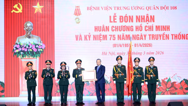Tổng Bí thư Tô Lâm trao Huân chương Hồ Chí Minh tặng Bệnh viện Trung ương Quân đội 108. (Ảnh: ĐĂNG KHOA)