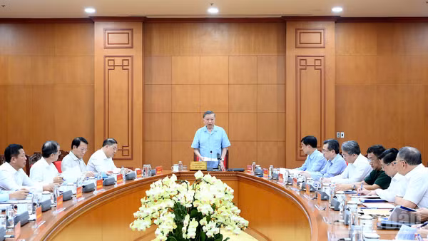 Tổng Bí thư, Chủ tịch nước Tô Lâm chủ trì cuộc làm việc với các cơ quan liên quan về phát triển công nghiệp hàng hải. (Ảnh: ĐĂNG KHOA)