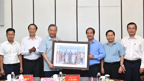 Tổng Bí thư Tô Lâm và các đồng chí lãnh đạo Bộ Giáo dục và Đào tạo. (Ảnh: ĐĂNG KHOA)
