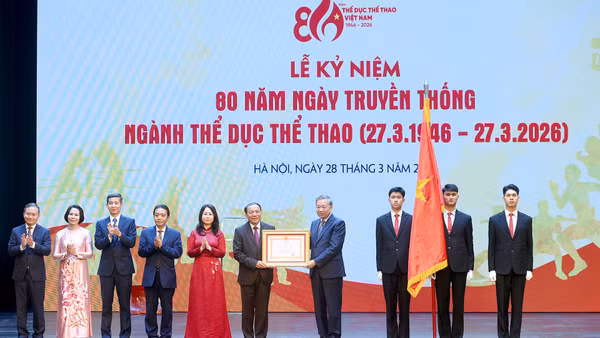 Tổng Bí thư Tô Lâm trao Huân chương Lao động Hạng nhất tặng Cục Thể dục Thể thao Việt Nam (Bộ Văn hoá, Thể thao và Du lịch). (Ảnh: ĐĂNG KHOA)