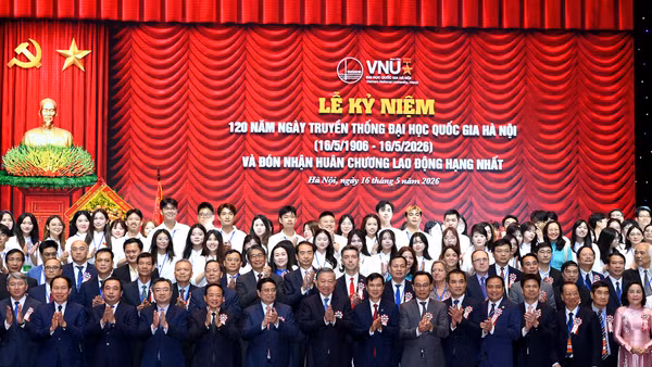 Tổng Bí thư, Chủ tịch nước Tô Lâm và các đồng chí lãnh đạo, nguyên lãnh đạo Đảng Nhà nước, các đại biểu dự Lễ kỷ niệm 120 năm Ngày truyền thống Đại học Quốc gia Hà Nội. (Ảnh: ĐĂNG KHOA)