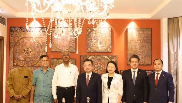 Trưởng Ban Chính sách, chiến lược Trung ương Nguyễn Thanh Nghị và ông Arun Kumar, Ủy viên Bộ Chính trị Đảng Cộng sản Ấn Độ-Marxist cùng các đại biểu dự buổi tiếp. (Ảnh: HIỀN HÒA)