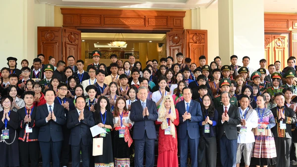 Tổng Bí thư Tô Lâm với đại biểu và học sinh, sinh viên, thanh niên dân tộc thiểu số xuất sắc, tiêu biểu. (Ảnh: Đăng Khoa)