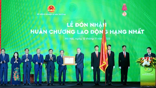 Tổng Bí thư Tô Lâm trao Huân chương Lao động hạng Nhất tặng Bộ Nông nghiệp và Môi trường. (Ảnh: ĐĂNG KHOA)