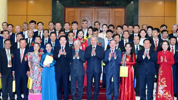 Trao Giải Cuộc Thi Và Triển Lãm Ảnh Nghệ Thuật Cấp Quốc Gia “Tổ Quốc Bên Bờ Sóng” Lần Thứ Iii Tổng Bí Thư Tô Lâm Với Các Đại Biểu Tham Dự Cuộc Gặp Mặt. (Ảnh Đăng Khoa)