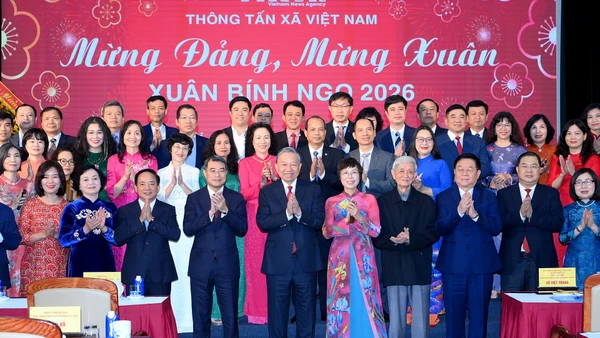 Tổng Bí thư Tô Lâm và các đồng chí lãnh đạo Đảng, Nhà nước với cán bộ, phóng viên, biên tập viên, người lao động Thông tấn xã Việt Nam. (Ảnh: ĐĂNG KHOA)