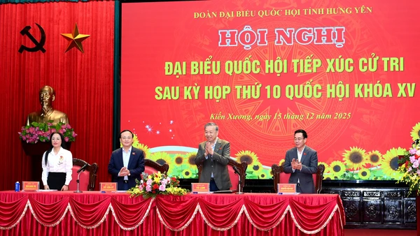 Tổng Bí thư Tô Lâm và đại biểu Đoàn đại biểu Quốc hội tỉnh Hưng Yên tại hội nghị tiếp xúc cử tri (Ảnh: ĐĂNG KHOA)