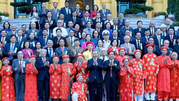 Tổng Bí thư, Chủ tịch nước Tô Lâm với các đại biểu tham dự gặp mặt 85 đại biểu người cao tuổi tiêu biểu. (Ảnh: ĐĂNG KHOA)
