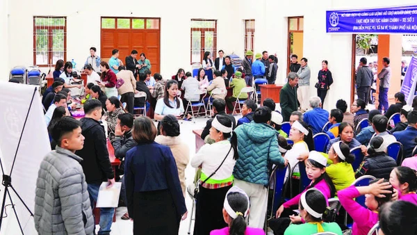 Ngay từ sáng sớm, rất đông người dân đã tập trung tại Nhà Văn hóa thôn Dy, xã Ba Vì để được tư vấn các thủ tục hành chính.