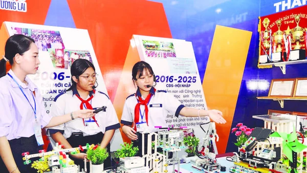 Học sinh Thành phố Hồ Chí Minh tham quan triển lãm “50 năm đổi mới giáo dục: Dấu ấn thời đại-Khát vọng tương lai” (Ảnh THẾ ANH)