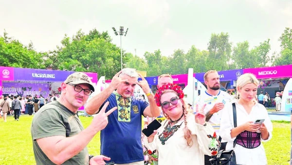 Du khách quốc tế tham gia lễ hội văn hóa thế giới tổ chức tại Hà Nội