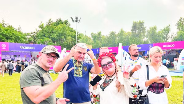 Du khách quốc tế tham gia lễ hội văn hóa thế giới tổ chức tại Hà Nội