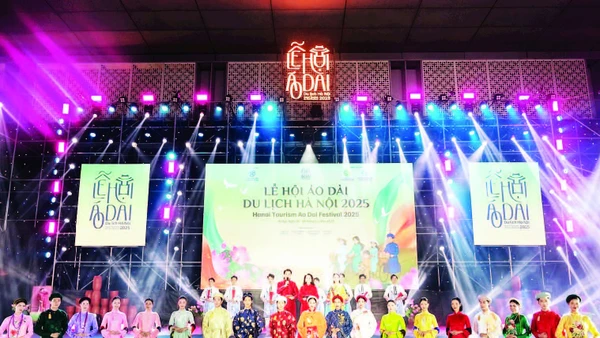 Giới thiệu vẻ đẹp áo dài Việt Nam tại lễ hội.