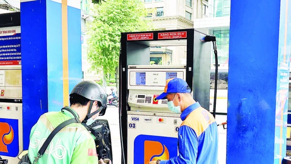 Người dân mua xăng sinh học E10 tại một điểm bán xăng dầu ở phường Xuân Hòa. (Ảnh HOÀNG LIÊM)