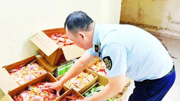 Quản lý thị trường kiểm tra thực phẩm vi phạm.