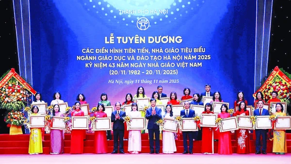 Lãnh đạo thành phố Hà Nội trao bằng khen tôn vinh các điển hình tiên tiến, nhà giáo tiêu biểu ngành giáo dục và đào tạo năm 2025.