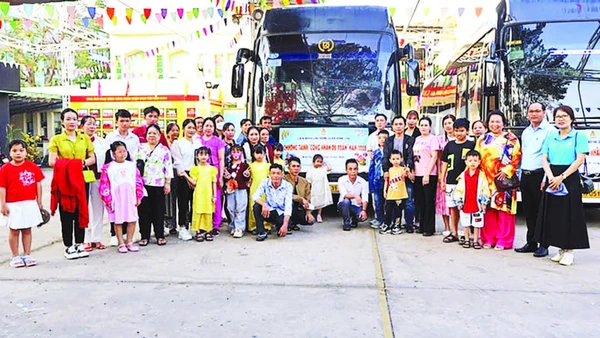 Gia đình đoàn viên khó khăn tham gia chương trình du xuân do Liên đoàn Lao động quận Bình Tân (cũ) tổ chức dịp Tết 2025. (Ảnh CAO HƯỜNG)