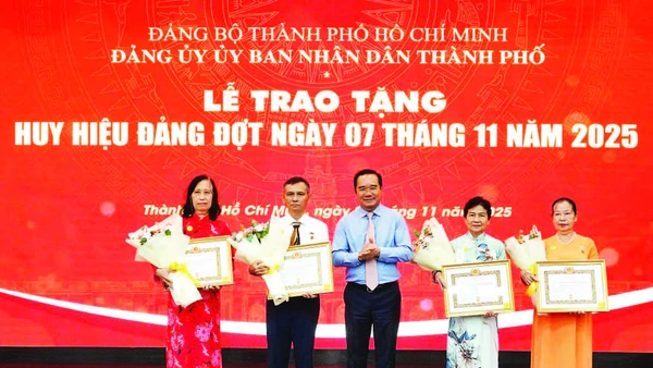 Ủy viên Trung ương Đảng, Chủ tịch Ủy ban nhân dân Thành phố Hồ Chí Minh Nguyễn Văn Được trao Huy hiệu Đảng đợt 7/11 tặng các đảng viên trên địa bàn.