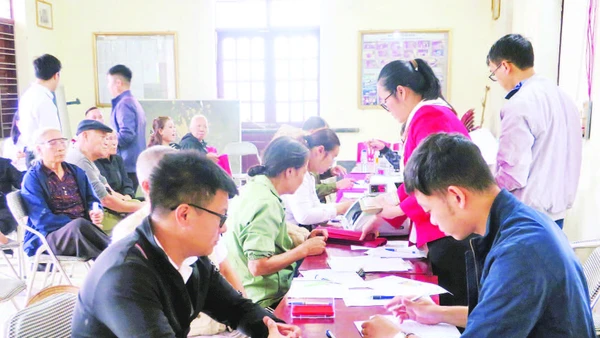 Các hộ dân xã Kiến Hải nhận tiền đền bù giải phóng mặt bằng phục vụ thi công tuyến đường sắt Lào Cai-Hà Nội-Hải Phòng.