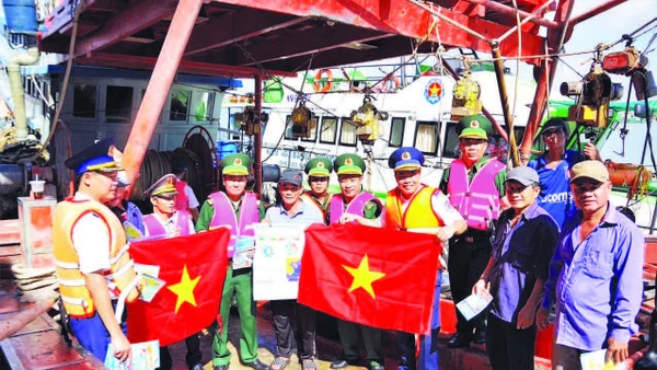 Ban Chỉ huy Biên phòng cửa khẩu cảng Bà Rịa-Vũng Tàu, Bộ đội Biên phòng Thành phố Hồ Chí Minh phối hợp với Cảnh sát Biển tuyên truyền chống khai thác IUU và tặng cờ Tổ quốc cho ngư dân phường Phước Thắng, Thành phố Hồ Chí Minh.